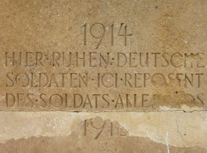 Ein Stein mit der Inschrift: "1914. Hier ruhen deutsche Soldaten. Ici reposent des soldats allemands. 1918"